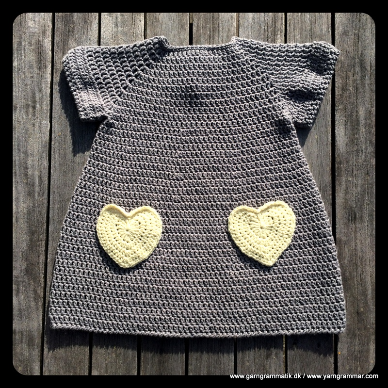 Opskrift på en sød lille kjole med hjertelommer…