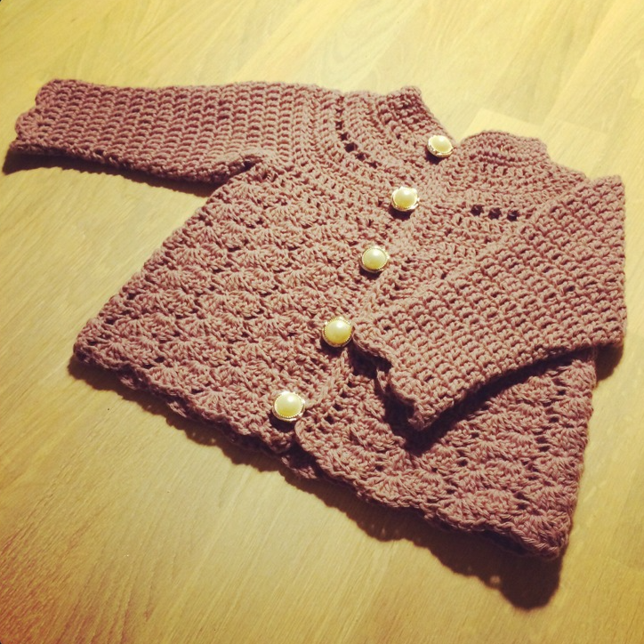 Babycardigan med muslingemønster
