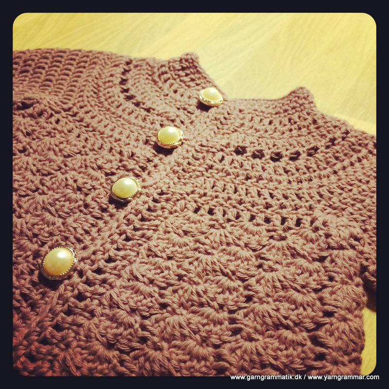Babycardigan med muslingemønster
