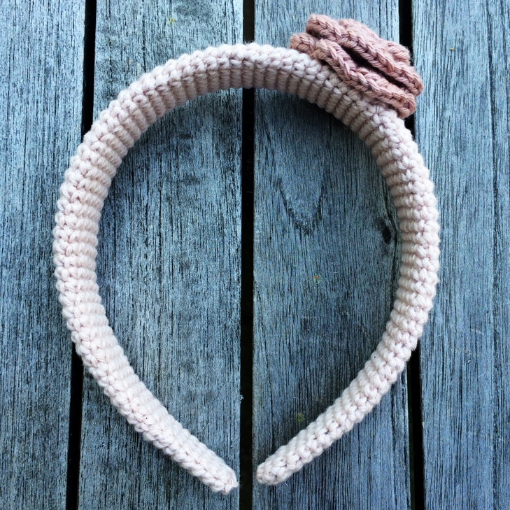 Hårbøjle med blomst