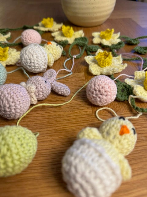 Påskeranke med hæklet påskepynt