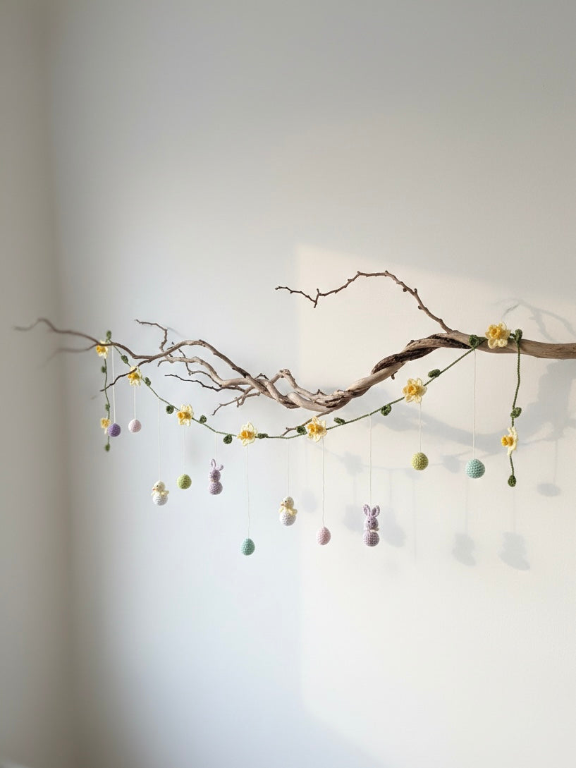 Påskeranke med hæklet påskepynt