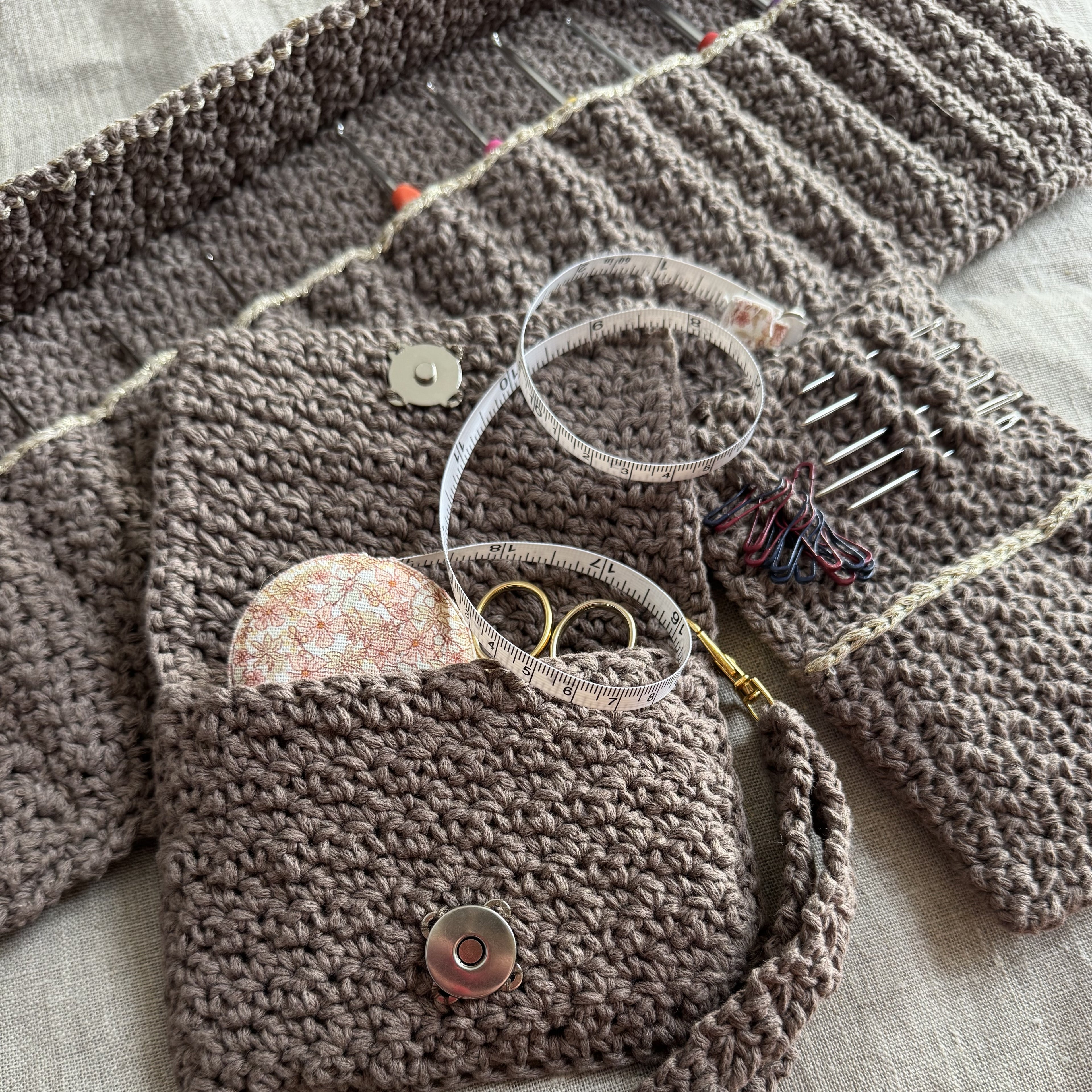 Opskriftssamling: Lola hæklenålsetui og Lola Pocket minipung