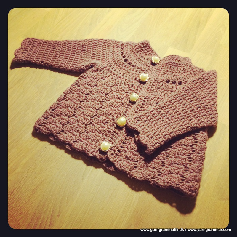 Baby cardigan med muslingemønster